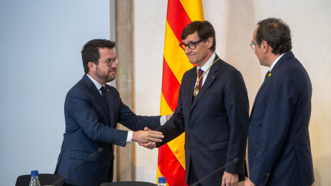 El expresident de la Generalitat, Pere Aragonès; el nuevo president de la Generalitat de Cataluña, Salvador Illa y el presidente del Parlament, Josep Rull, durante la toma de posesión de Salvador Illa como president de la Generalitat.- Lorena Sopêna /