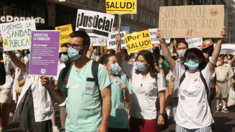 Participantes portan pancartas reivindicativas en una manifestación de los médicos internos residentes (MIR) en Madrid. /Europa Press