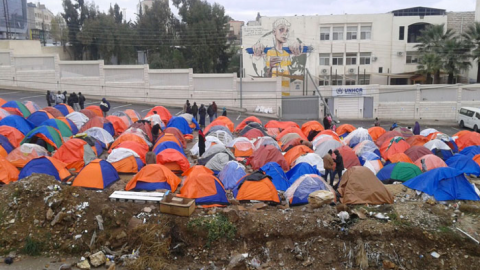 Campamento de protesta frente las oficinas de ACNUR. / NÚRIA VILÀ