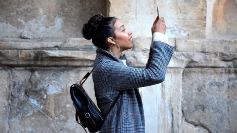 Joven sacando una foto con su teléfono móvil /EUROPA PRESS