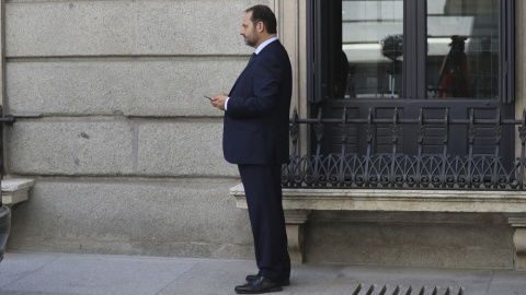 El portavoz del PSOE, José Luis Ábalos, en el patio del Congreso tras su intervención respondiendo al líder de Podemos, Pablo Iglesias, durante la segunda jornada del debate de la moción de censura contra Mariano Rajoy. EFE/Sergio Barrrenechea