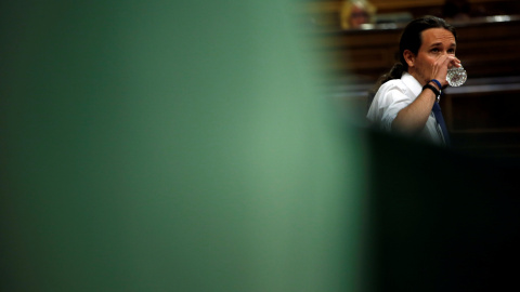 El líder de Podemos, Pablo Iglesias, bebe un vaso de agua durante la moción de censura en el Congreso de los Diputados.  REUTERS/Susana Vera