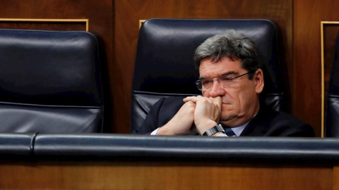 El ministro de Seguridad Social, Inclusión y Migraciones, José Luis Escrivá, durante un pleno en el Congreso. (CHEMA MOYA | EFE)