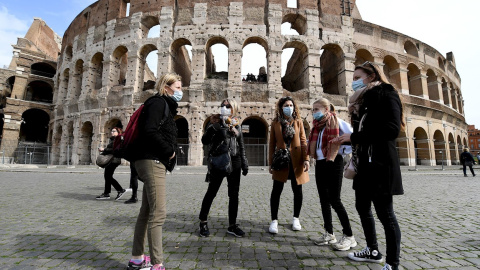 26/02/2020.- Turistas frente al Coliseo de Roma. / EFE - ETTORE FERRARI