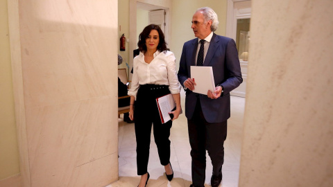 La presidenta de la Comunidad de Madrid, Isabel Díaz Ayuso, junto al consejero de Sanidad, Enrique Ruiz Escudero. EFE/Javier Lizón/Archivo