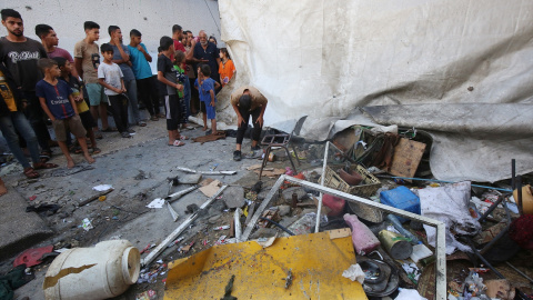  Los palestinos inspeccionan el lugar tras los ataques israelíes contra una tienda de campaña para personas desplazadas en una escuela. Firma: Naaman Omar / Zuma Press