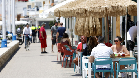 Un grupo de personas pasean por el paseo marítimo de Pedregalejo durante la Fase 1 en Málaga a 20 de mayo del 2020. EUROPA PRESS