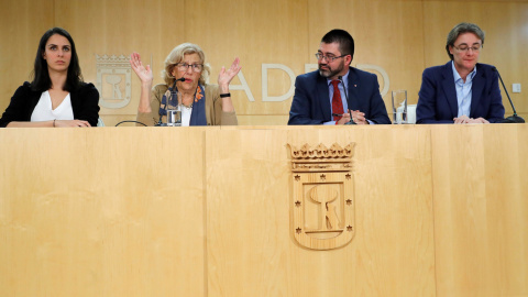 La alcaldesa de Madrid, Manuela Carmena (2i), junto al delegado de Economía y Hacienda, Carlos Sánchez Mato (2d); la teniente de alcalde, Marta Higueras (d), y la portavoz municipal, Rita Maestre (i), durante la rueda de prensa en la que han explicado l