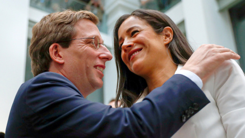 El candidato popular a la Alcaldia de Madrid, José Luis Martinez Almeida,iz, y la de Ciudadanos, Begoña Villacís, poco antes del inicio de la constitución del Ayuntamiento de Madrid, hoy en el Palacio de Cibeles. El PP y Vox han pactado la pasada madr