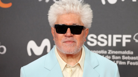  El director Pedro Almodóvar posa en el photocall a su llegada a la entrega del Premio Donostia, en el Festival de Cine de San Sebastián. Raúl Terrel / Europa Press