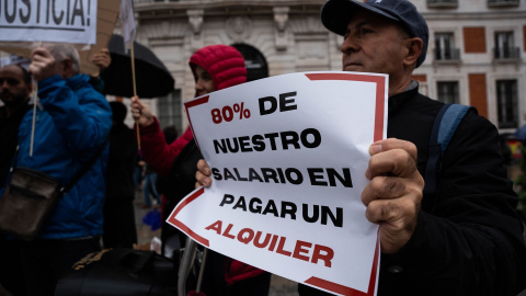 Un hombre protesta con un cartel durante una manifestación por el Bono Joven de Alquiler, en la Puerta del Sol, en Madrid (España).- Matias Chiofalo / Europa Press