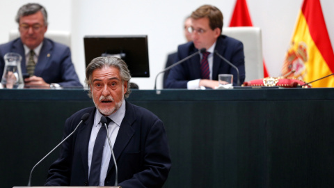 El candidato socislista a la alcaldía de Madrid, Pepu Hernandez, durante su intervención en la sesión constitutiva del ayuntamiento de Madrid hoy en el Palacio de Cibeles. El cabeza de lista del PP al Ayuntamiento de la capital de España, José Luis M