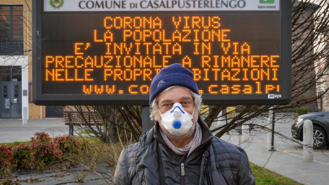 Un hombre que llevaba una mascarilla protectora en Casalpusterlengo, una de las ciudades del norte de Italia bajo encierro debido al nuevo brote de coronavirus. | EFE