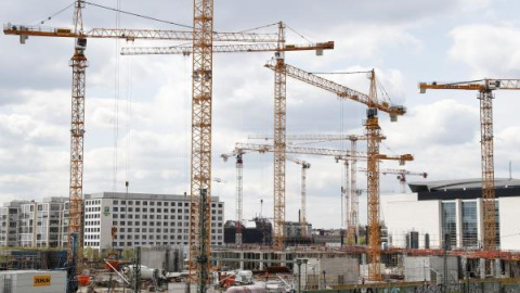 Vista de varias grúas en una zona de construcción en Berlín. | Felipe Trueba (EFE)