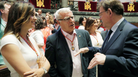 El alcalde de València, Joan Ribó (c), conversa con el president de la Generalitat, Ximo Puig, y con la portavoz socialista, Sandra Gómez, tras haber sido reelegido este sábado con el apoyo de los votos de los concejales del PSPV-PSOE, partido con el 