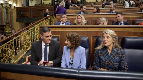  El presidente del Gobierno, Pedro Sánchez; la vicepresidenta primera y ministra de Hacienda, María Jesús Montero y la vicepresidenta segunda y ministra de Trabajo, Yolanda Díaz, en el Congreso de los Diputados. Jesús Hellín / Europa Press.