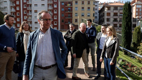 El presidente del PP vasco, Alfonso Alonso en una reciente visita la localidad de Eibar, acompañado por dirigentes y cargos del PP vasco. EFE/Juan Herrero.