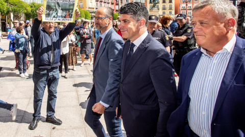 El candidato a la alcaldía de Burgos por Ciudadanos, Vicente Marañón (c) Luis Fuentes,iz., exportavoz de Ciudadanos en el parlamento de Castilla y León (i) y el diputado provincial Lorenzo Rodríguez (d),a su llegada al consistorio burgalés para asis