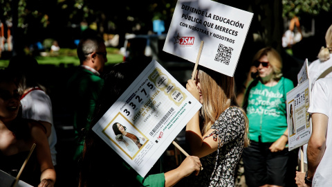  Dos mujeres portan carteles que aluden a la educación pública y a la presidenta de la Comunidad de Madrid, Isabel Díaz Ayuso, durante una manifestación por los derechos de la educación pública en la Comunidad de Madrid. Carlos Luján / Europa Press