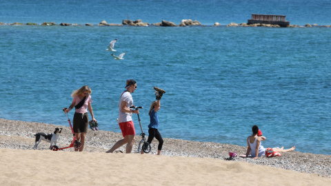 Banyistes a una platja de Barcelona aquesta setmana. ACN / MIQUEL CODOLAR