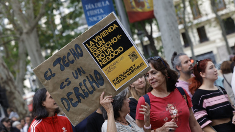  Varias personas durante una manifestación para denunciar el precio de los alquileres, en Madrid. Jesús Hellín / Europa Press