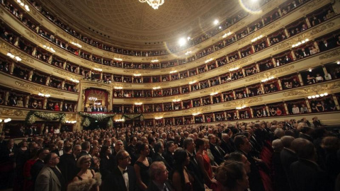 Asistentes a la ópera Don Giovanni en La Scala, Milán, en una imagen de archivo. REUTERS