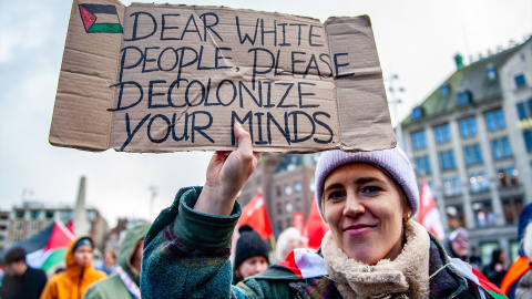  Una mujer sostiene un cartel contra la colonización mientras la gente se manifiesta en la Plaza Dam de Ámsterdam. Ana Fernandez/ Europa Press.