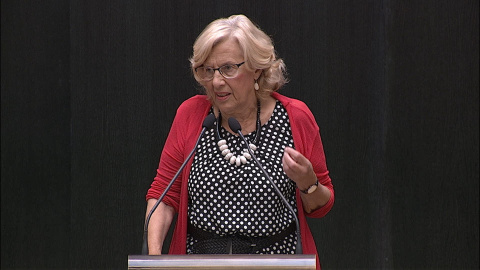 Carmena pide a Almeida cuidar la democracia