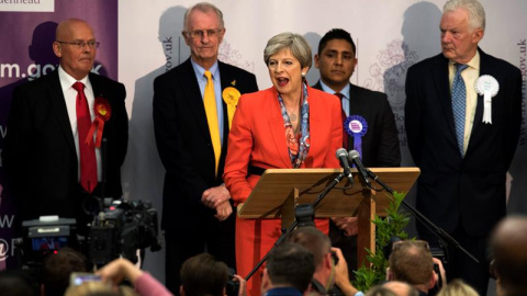 La primera ministra británica Theresa May (c) ofrece un discurso de victoria en el Centro de Ocio Magnet después de ser declarada ganadora de la votación en el distrito electoral de Maidenhead, Gran Bretaña. /EFE