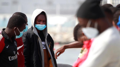 Varios inmigrantes rescatados por Salvamento Marítimo en aguas del Estrecho de Gibraltar, en el puerto deportivo del Saladillo en Algeciras (Cádiz). EFE/A. Carrasco Ragel/Archivo