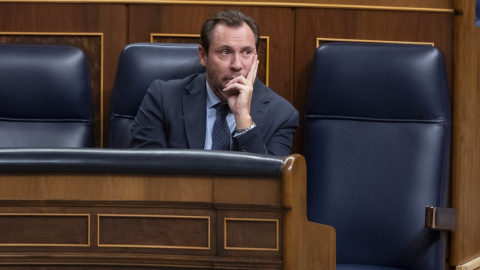  El ministro de Transportes y Movilidad Sostenible, Óscar Puente (reprobado hace unas semanas) durante una sesión plenaria en el Congreso de los Diputados. Imagen de archivo. Alberto Ortega / Europa Press.