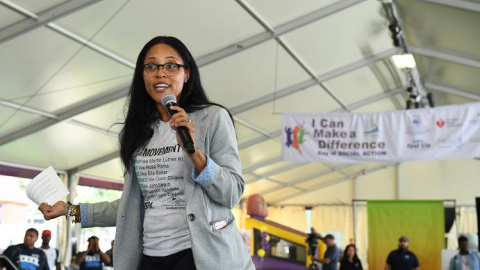 Shimica Gaskins, directora ejecutiva de la ONG Children’s Defense Fund, en un acto para promover la justicia social y económica en California. Foto: Cortesía de Mitch Haddad