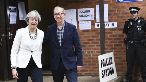 La primera ministra británica, Theresa May, y su marido posan antes de votar en un colegio electoral en Sonning. - EFE