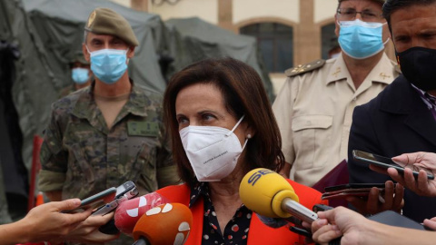 La ministra de Defensa, Margarita Robles, atiende a los medios durante su visita este martes al Mando de Ingenieros del Ejército de Tierra, ubicado en el acuartelamiento General Arroquia de Salamanca. EFE/J.M. García