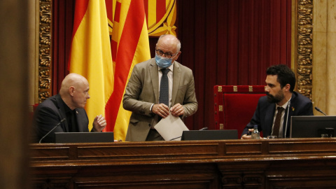 El president del Parlament, Roger Torrent, parlant amb el secretari general del Parlament, Xavier Muro, i el secretari primer, Eusebi Campdepadrós. SÍLVIA JARDÍ / ACN