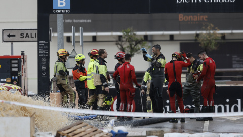 omberos y policía Nacional continúan en los trabajos de achique y búsqueda en el parking de Bonaire en Aldaia, Valencia.-EFE/Kai Försterling