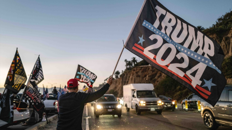  Una multitud entusiasta de simpatizantes del expresidente estadounidense y ahora presidente electo Donald Trump se reúne en la playa de Santa Mónica. Chin Hei Leung/ Europa Press.