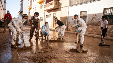  Varias personas realizan tareas de limpieza en una de las zonas afectadas por la DANA. Matias Chiofalo / Europa Press.