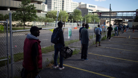 Personas sin techo hacen cola, guardando la distancia de seguridad, para recibir comida en un centro religioso, en Nueva Orleans, Luisiana, durante la crisis del coronavirus. REUTERS/Kathleen Flynn