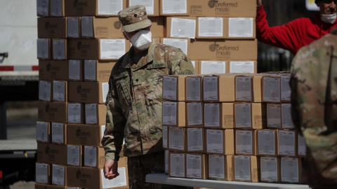 Miembros de la Guardia Nacional del Ejército de EEUU distribuyen cajas de comidas grátis en el barrio de Harlem, en Nueva York, durante la crisis del coronavirus. REUTERS/Brendan Mcdermid