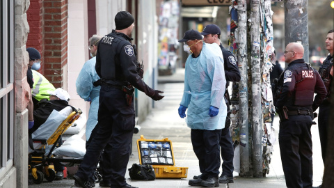 Bomberos y policías ayudan a un equipo médico en Seattle, Washington, durante la crisis del coronavirus. REUTERS/Jason Redmond