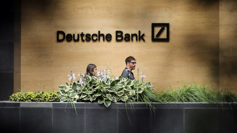 Una pareja pasa por delante de las oficinas de Deutsche Bank en Londres. REUTERS/Simon Dawson/