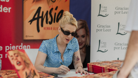 La guionista y cómica Henar Álvarez firma un libro durante la 83ª edición de la Feria del Libro de Madrid, en el Parque del Retiro, en Madrid (España).-Mateo Lanzuela / Europa Press