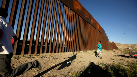 Un niño corre en la frontera que separa México de Estados Unidos. /Reuters-Jose Luis Gonzalez (Archivo)