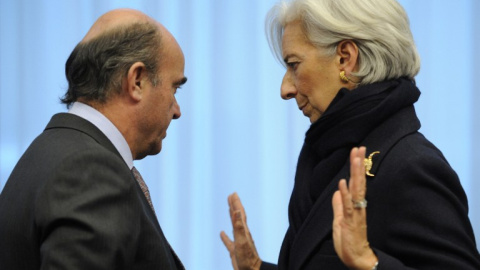 La directora gerente del FMI, Christine Lagarde, conversa con el ministro de Economía, Luis de Guindos, enuna reunióm del Eurogrupo en Bruselas. AFP/JOhn Thys