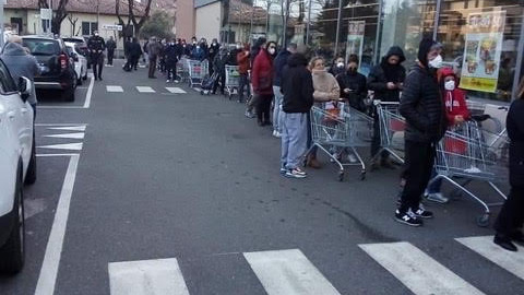 Cola en un supermercado italiano. - FEDERICO SCARIONI