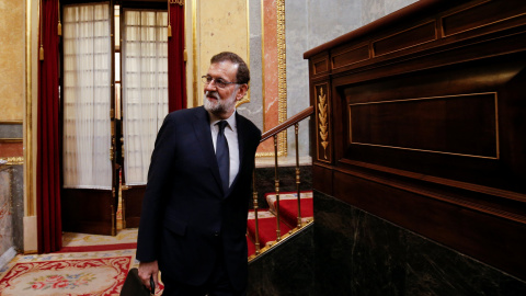 El presidente del Gobierno, Mariano Rajoy, entra en el Hemiciclo del Congreso de los Diputados, antes del comienzo de la moción de censura presentada por Unidos Podemos. REUTERS/Juan Medina