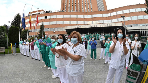 Personal sanitario del hospital 12 de Octubre de Madrid agradecen los aplausos de los vecinos y los miembros de la Policía Municipal por su labor en la lucha contra el coronavirus. /EFE