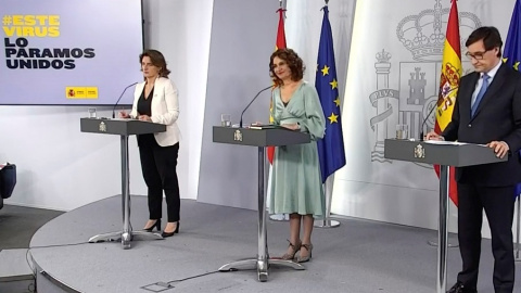 Captura de la señal institucional del Palacio de la Moncloa de la ministra de Hacienda y portavoz del Gobierno, María Jesús Montero (c), la vicepresidenta cuarta y ministra para la Transición Ecológica y el Reto Demográfico, Teresa Ribera (i), y el 