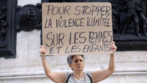  Una mujer sostiene una pancarta contra la violencia que sufren mujeres y niños en una manifestación de apoyo a Gisèle Pélicot. Reuters